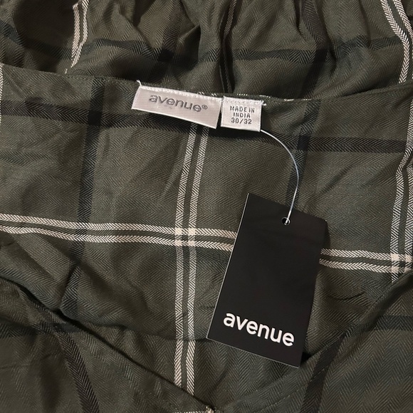 Avenue Green Boxy Button Down Shirt with Long Sleeves - Picture 9 of 10